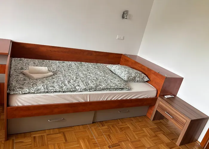 Trnovo Lunca アパート